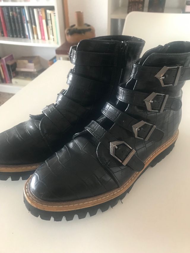 Botines negros con hebillas.