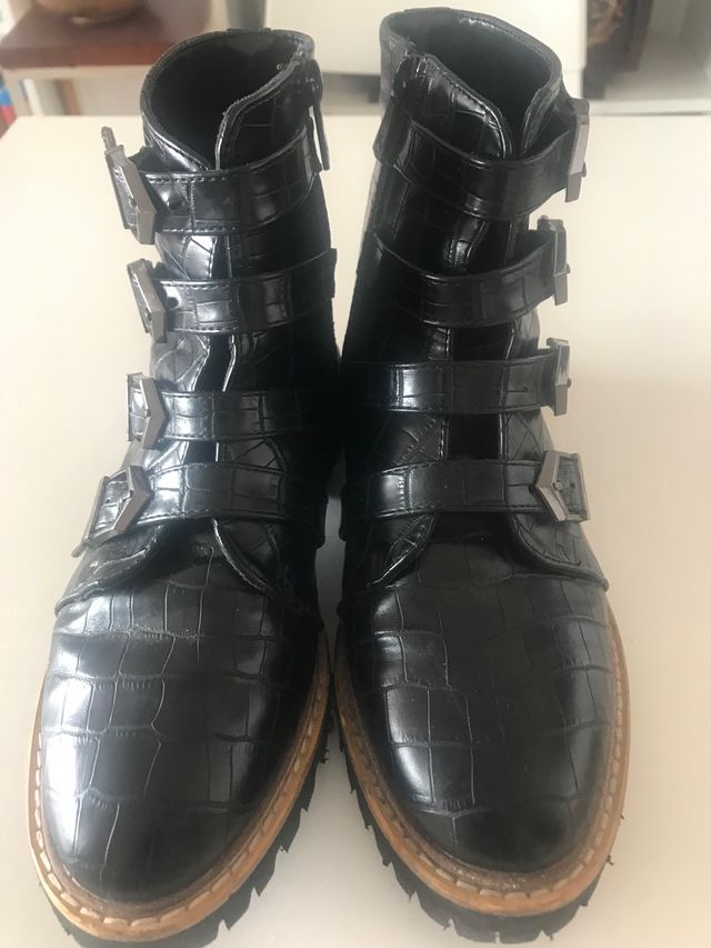 Botines negros con hebillas.