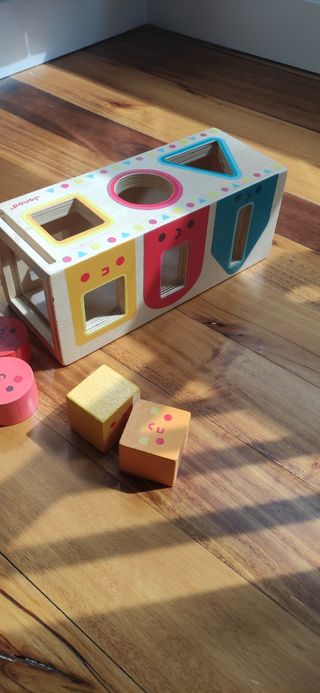 Caja de madera con formas geométricas encajables