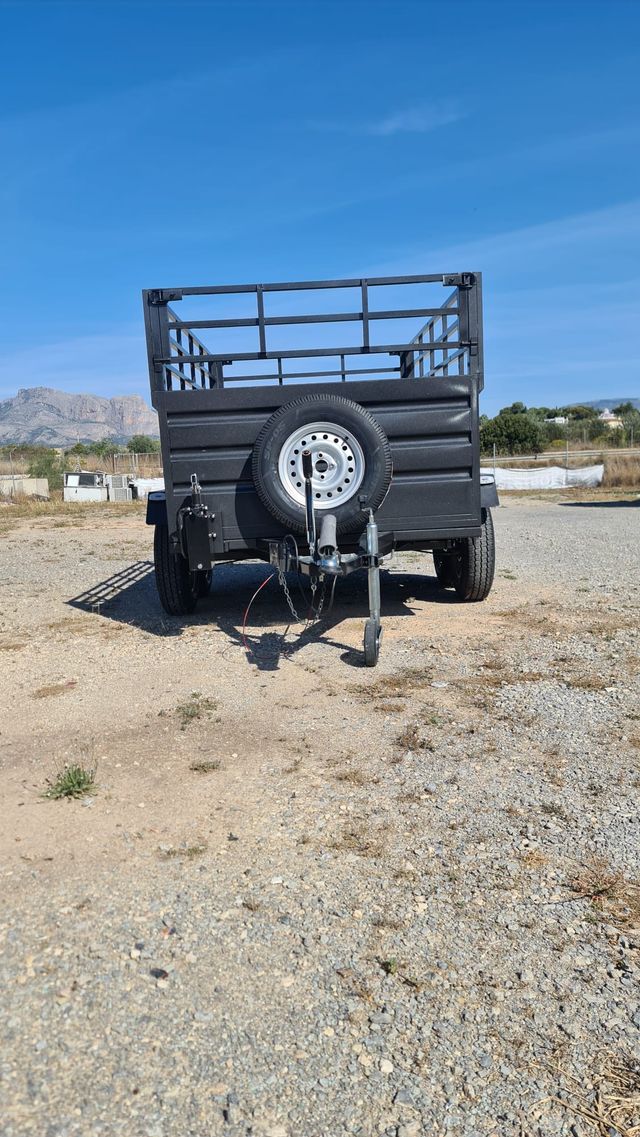 Remolque basculante con barandillas