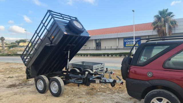 Remolque basculante con barandillas