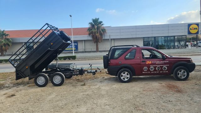 Remolque basculante con barandillas