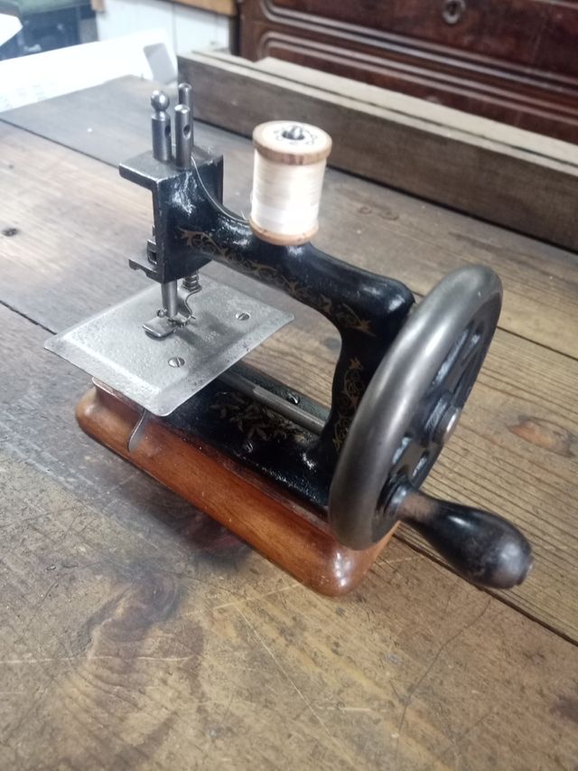 máquina de coser antigua de juguete de colección