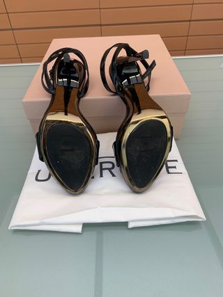 Sandalia negra y dorada con tacón de 10 cm