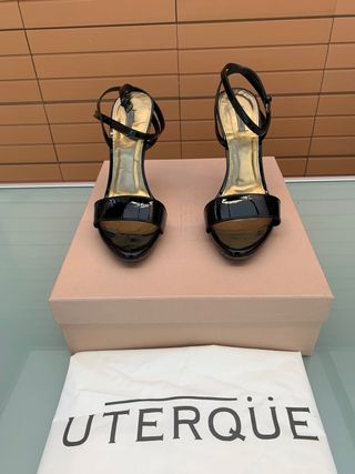 Sandalia negra y dorada con tacón de 10 cm