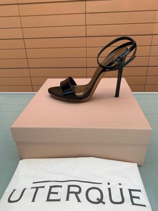 Sandalia negra y dorada con tacón de 10 cm