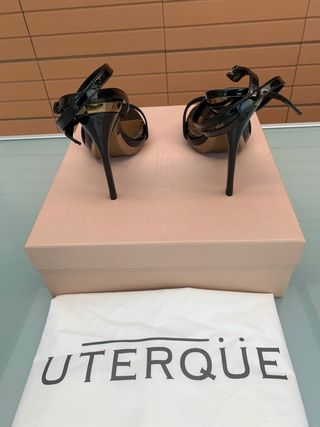 Sandalia negra y dorada con tacón de 10 cm