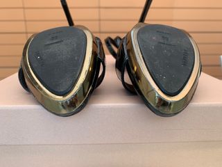 Sandalia negra y dorada con tacón de 10 cm