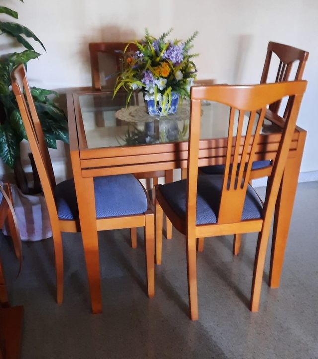 Mesa comedor de madera y cristal (+4 sillas)