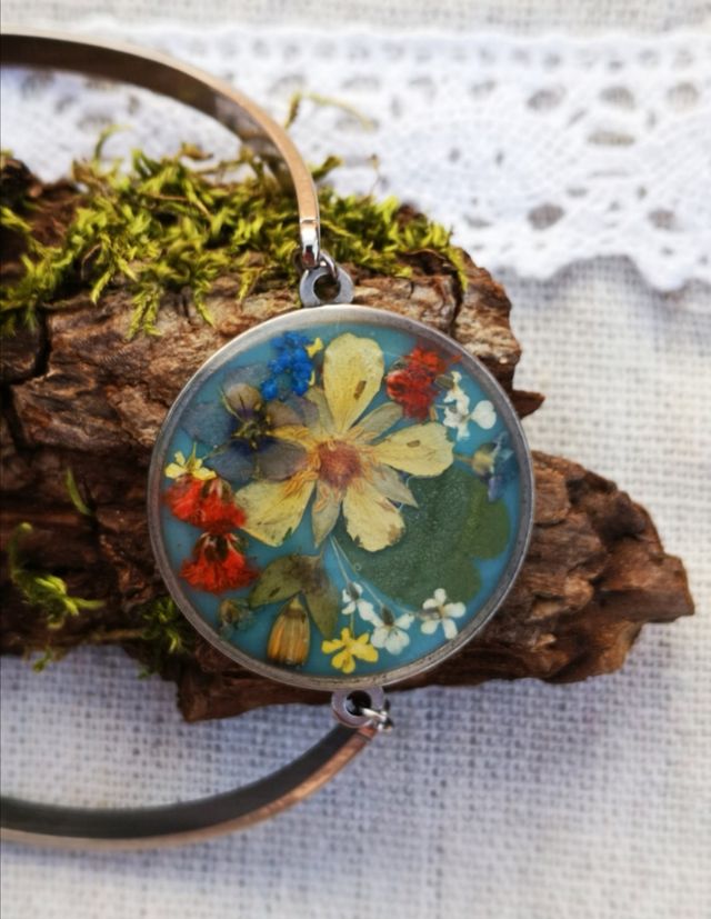 Pulsera de resina y flores naturales. 