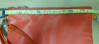 Bolso naranja por fuera y fucsia por dentro