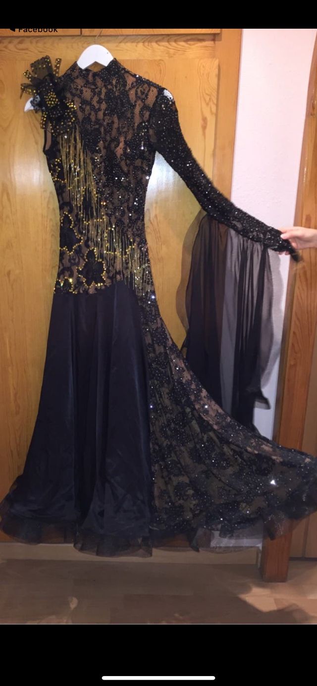 Vestido standard con mucha pedreria