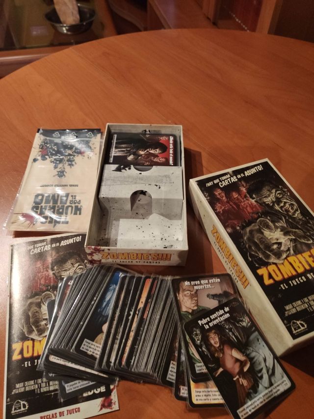 "Zombies: El Juego de Cartas" + fundas protectoras