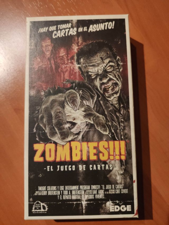 "Zombies: El Juego de Cartas" + fundas protectoras