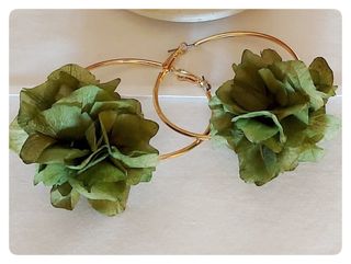 Pendientes aro con flor fucsia.