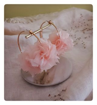 Pendientes aro con flor fucsia.