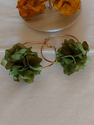 Pendientes aro con flor fucsia.