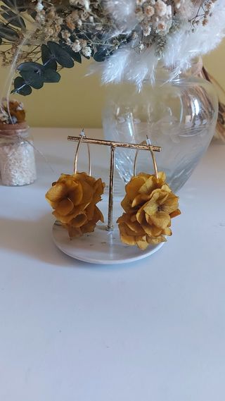 Pendientes aro con flor fucsia.