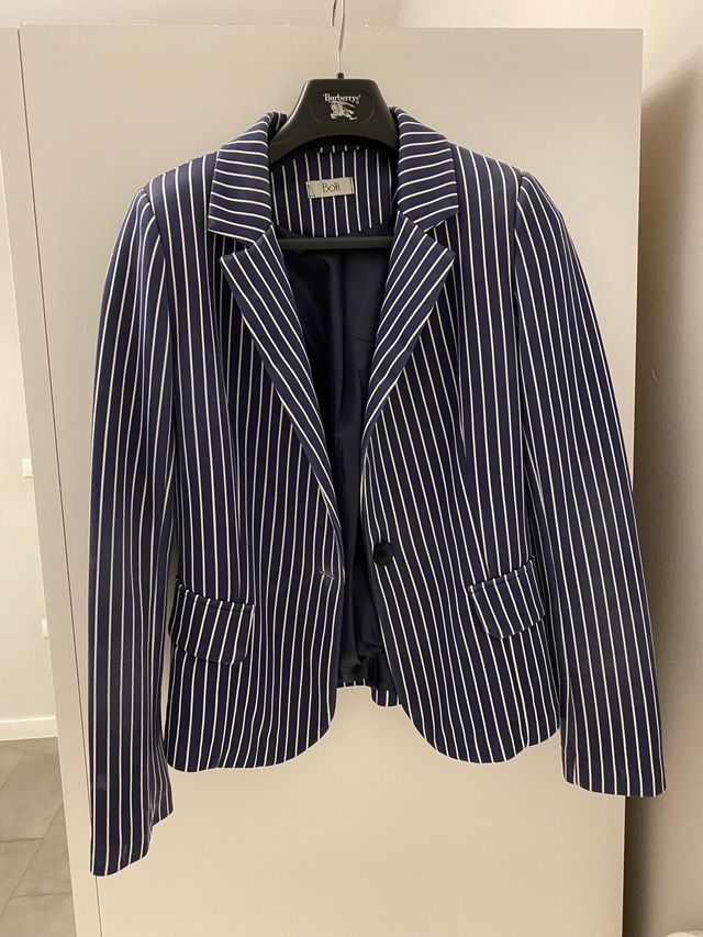 Americana de rayas. Azul marino y blanca.