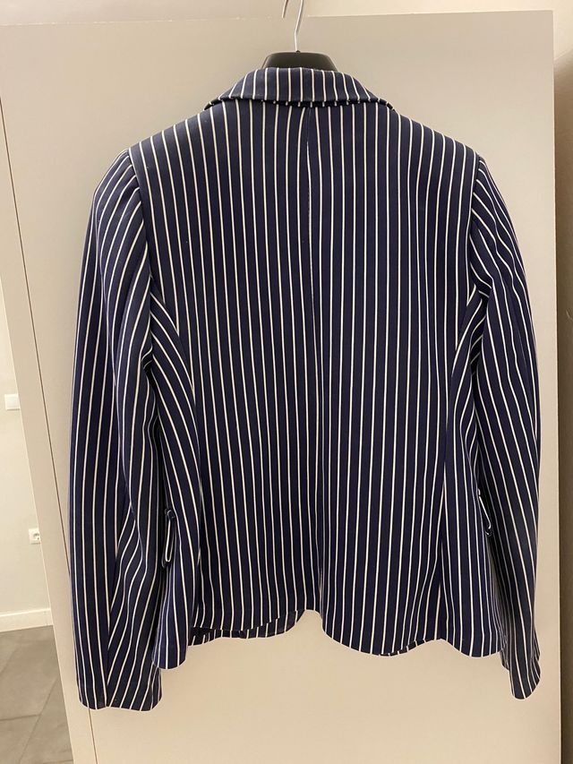 Americana de rayas. Azul marino y blanca.