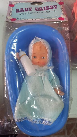 bebe con bañera y biberon C17