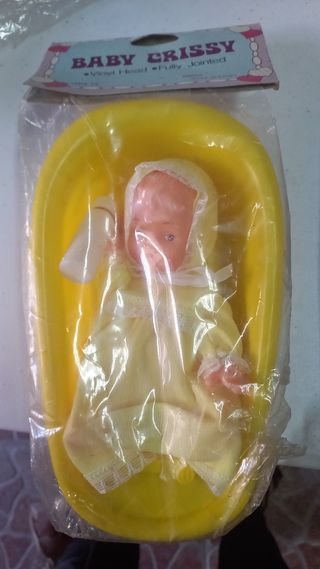 bebe con bañera y biberon C17