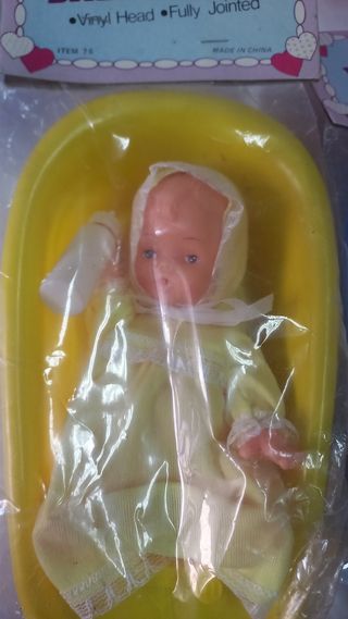 bebe con bañera y biberon C17