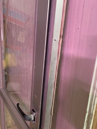 Puerta de aluminio con llave