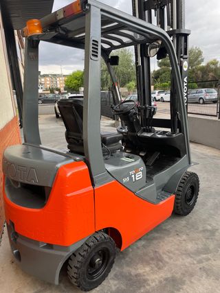 CARRETILLA ELEVADORA TOYOTA