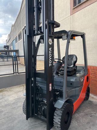 CARRETILLA ELEVADORA TOYOTA