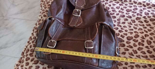 mochila de piel , cuero auténtico.
Gran calidad.