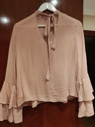 Blusa de Bershka en tono maquillaje