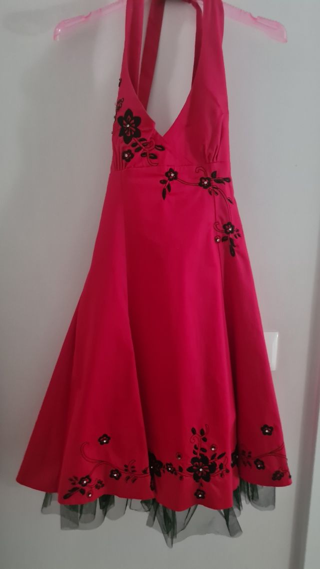 Vestido rojo con bordados en negro