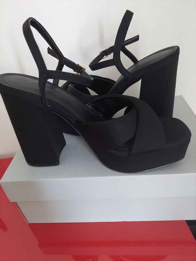 Sandalias Stradivarius prácticamente nuevas.