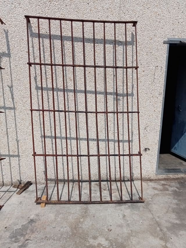 cuatro rejas muy antiguas