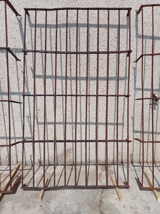 cuatro rejas muy antiguas