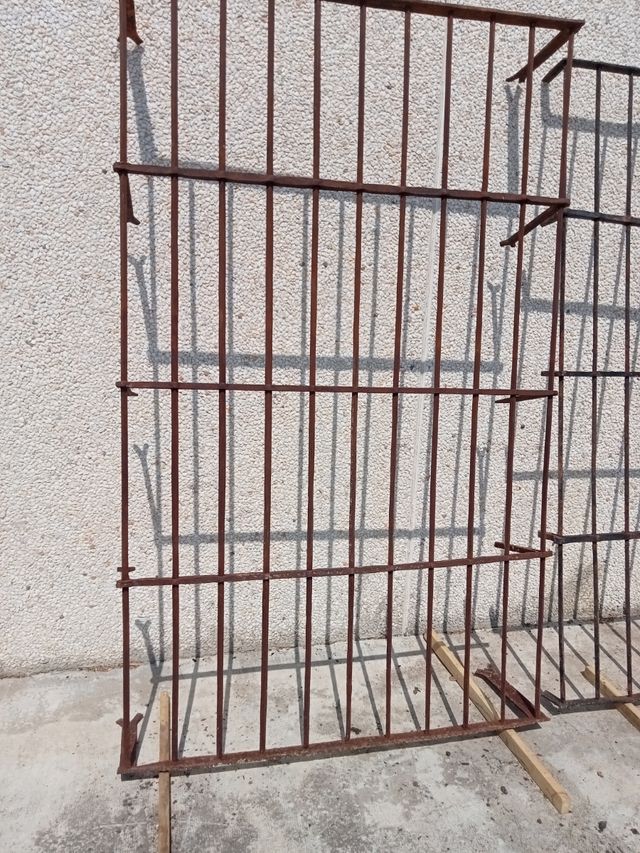 cuatro rejas muy antiguas