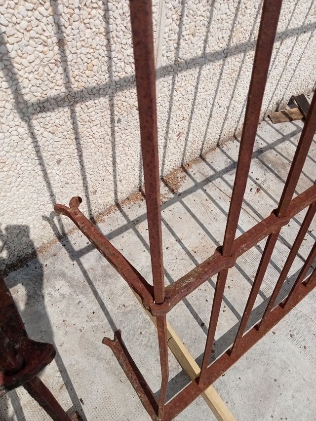 cuatro rejas muy antiguas