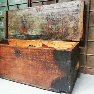 baúl antiguo. pintura.