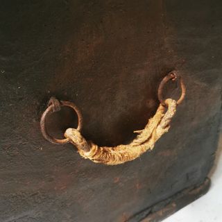 baúl antiguo. pintura.