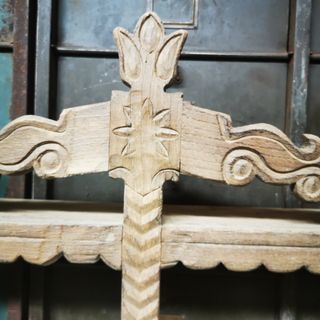 estantería antigua. librería. Madera.