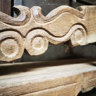 estantería antigua. librería. Madera.