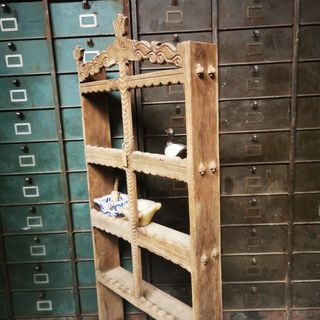 estantería antigua. librería. Madera.