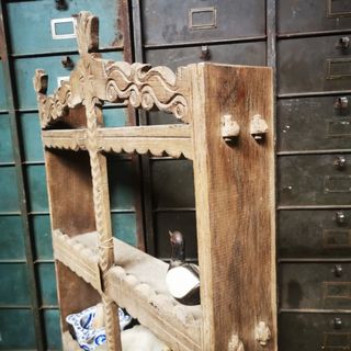 estantería antigua. librería. Madera.