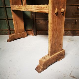 estantería antigua. librería. Madera.