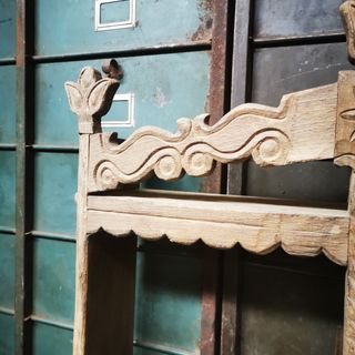 estantería antigua. librería. Madera.