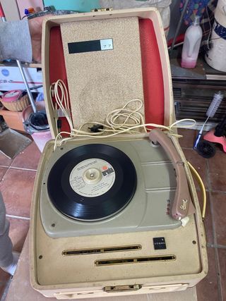 Tocadiscos de maleta antiguo