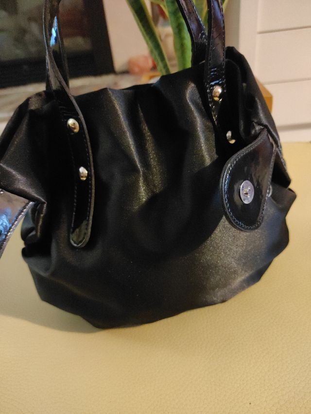 Borsa a mano in raso e vernice