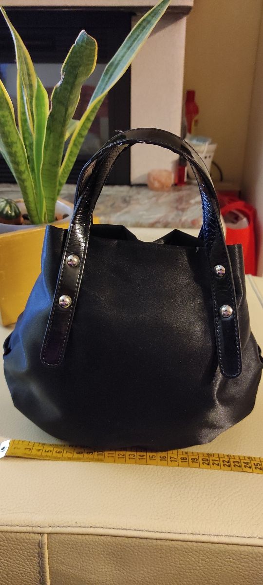 Borsa a mano in raso e vernice