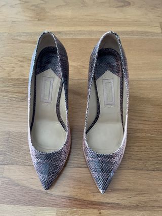 Zapatos salón piel. T37. Uterqüe